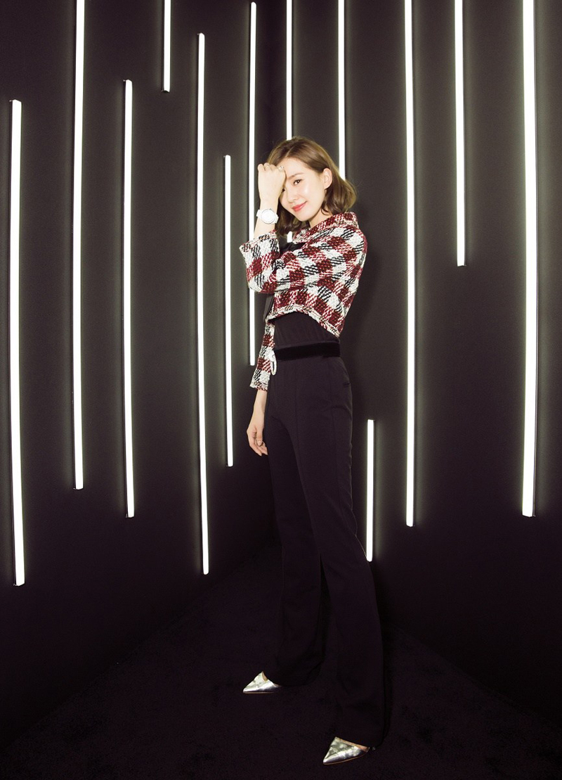 刘诗诗出席时尚活动复古俏皮切换自如(4)