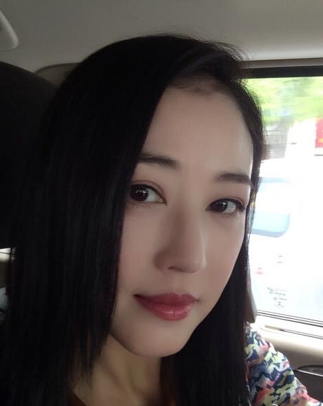 女神也怕猪饲料！50岁的周海媚身材还性感，颜值却下降了(4)