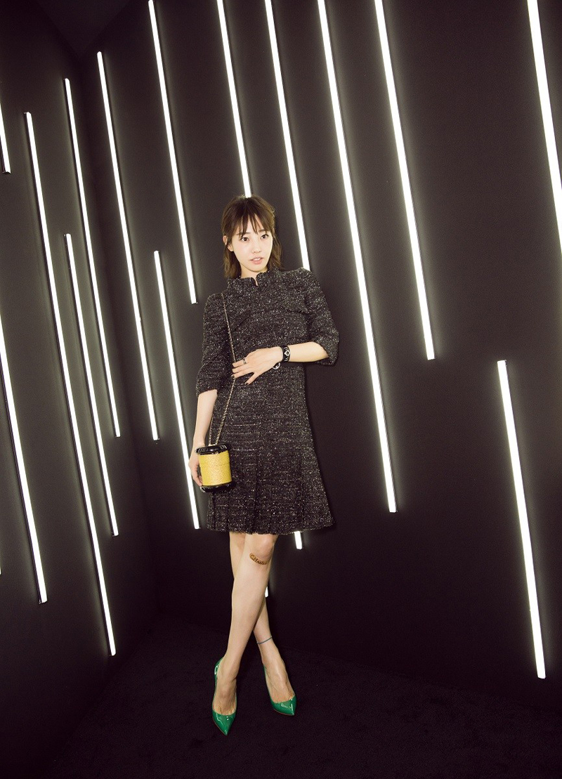 白百何黑色刺绣裙显绰约风姿出席时尚活动(4)