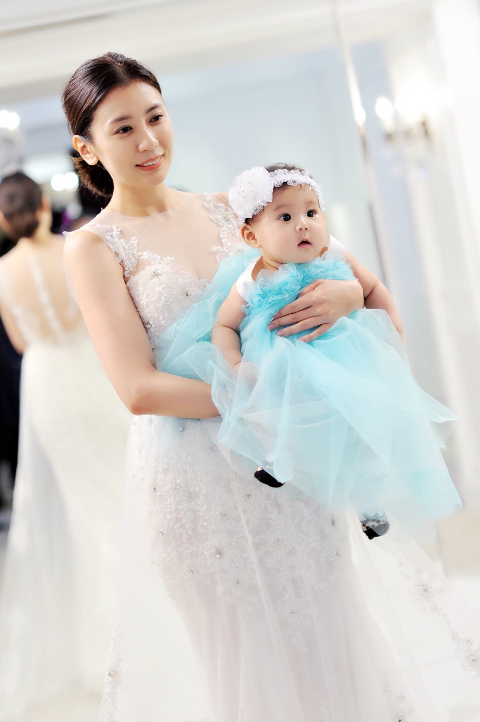 贾静雯带女儿咘咘试婚纱温馨甜蜜(4)