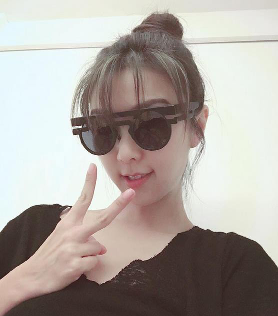 薛凯琪近照曝光被指圆脸变尖笑容僵硬(7)