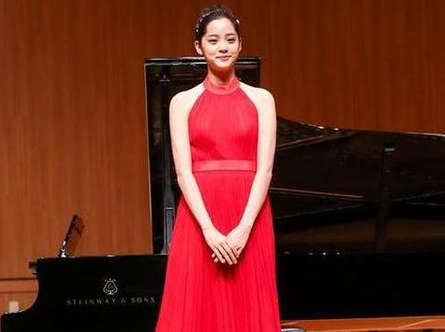 关晓彤领衔95后女星都鲜嫩时尚,为何最小谋女郎林妙可17岁像大妈(4)