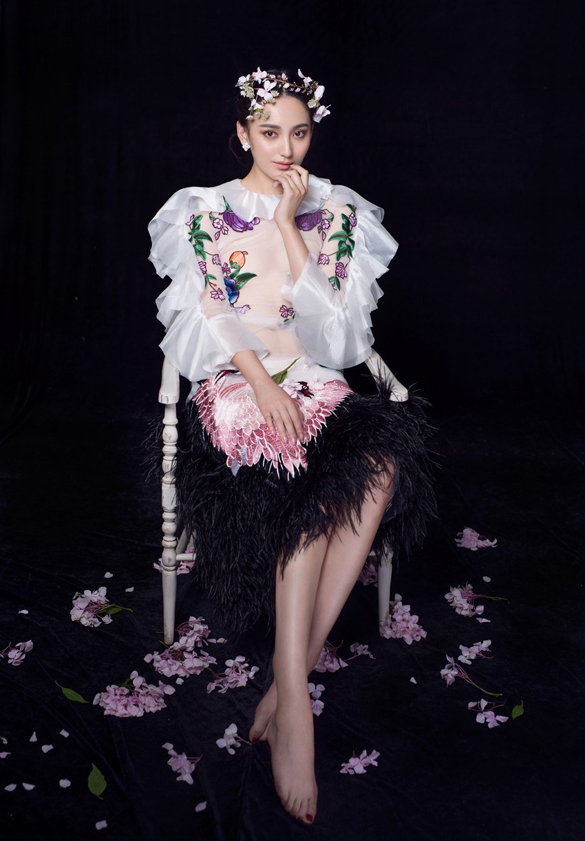 艾晓琪薄纱裹身演绎性感花仙子