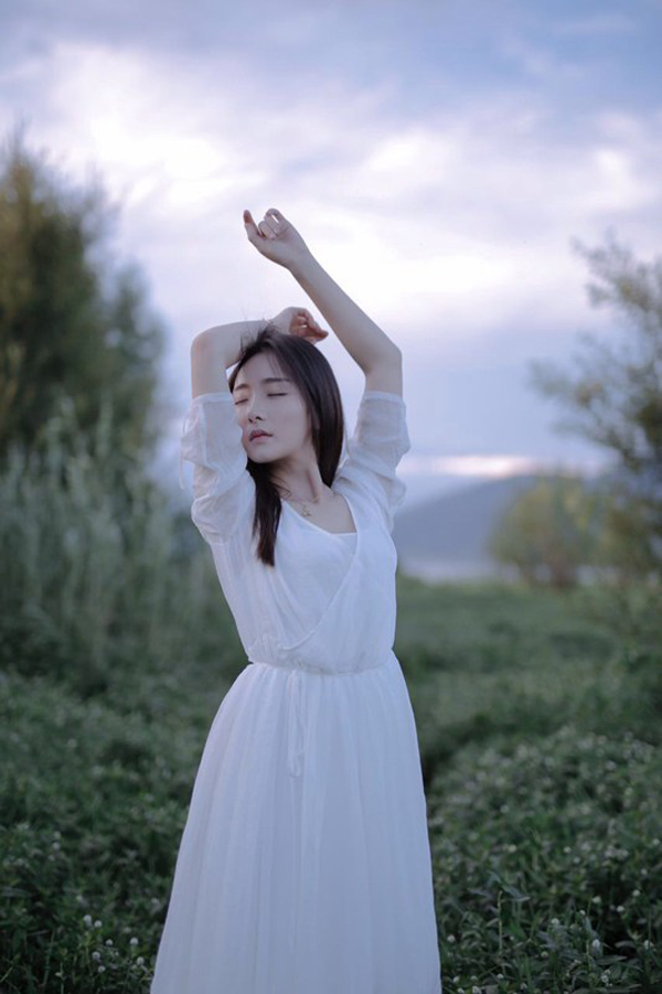 孟璐随风轻扬曝七夕清新大片(4)