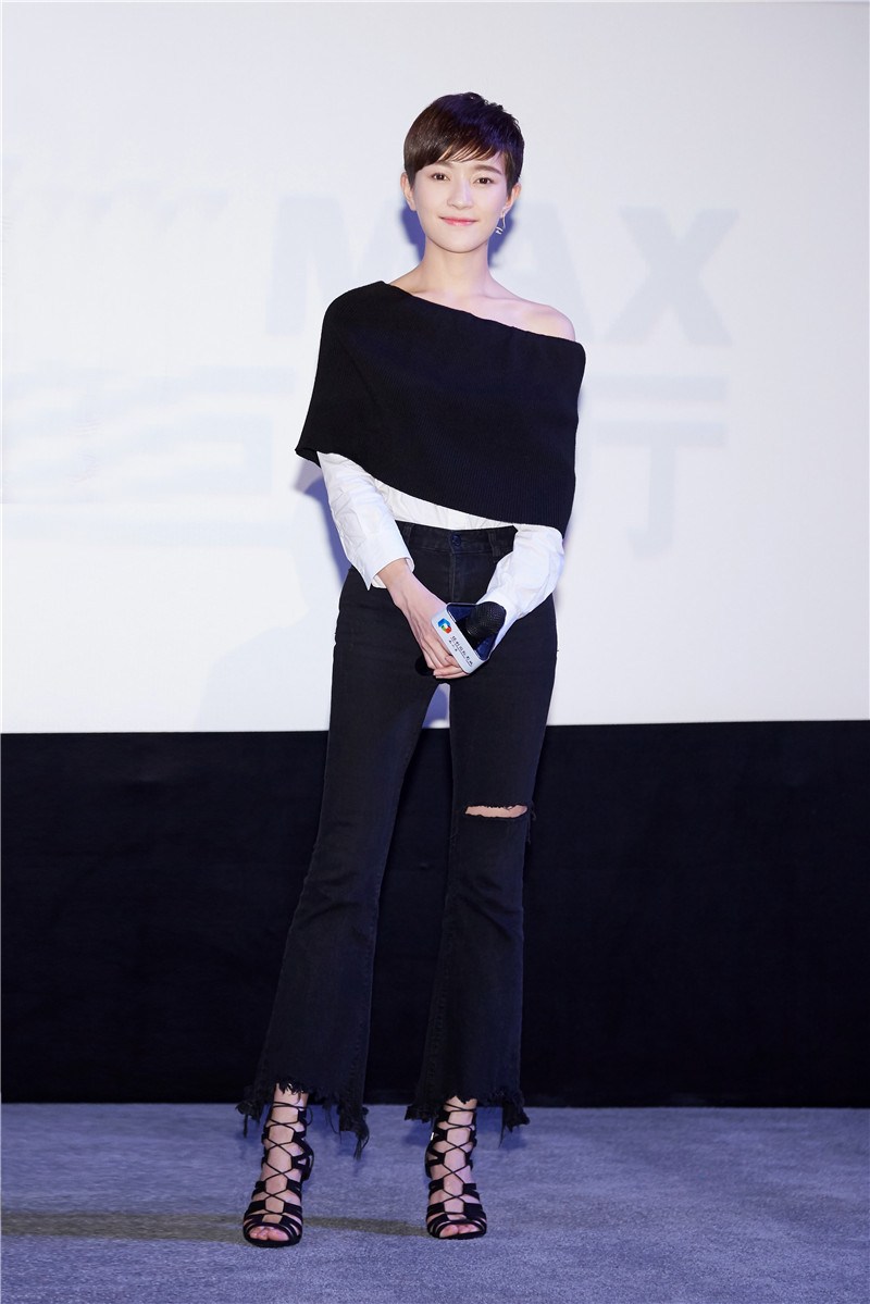 焦俊艳出席活动小露香肩写真(3)