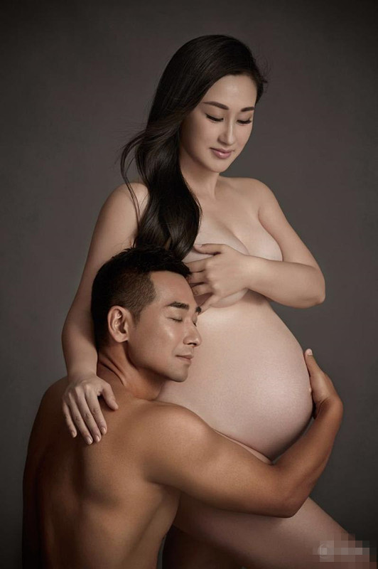 赵文卓张丹露大肚抢镜夫妇全裸拍写真(2)