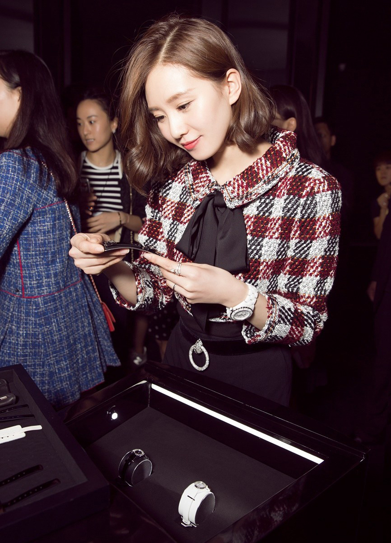 刘诗诗出席时尚活动复古俏皮切换自如(2)