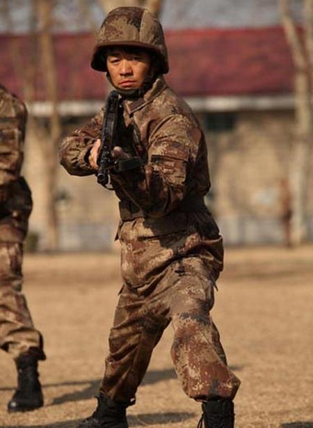 《士兵突击》兄弟的情感怪圈：王宝强李晨被戴绿帽，陈思成疑睡杨幂同学(4)