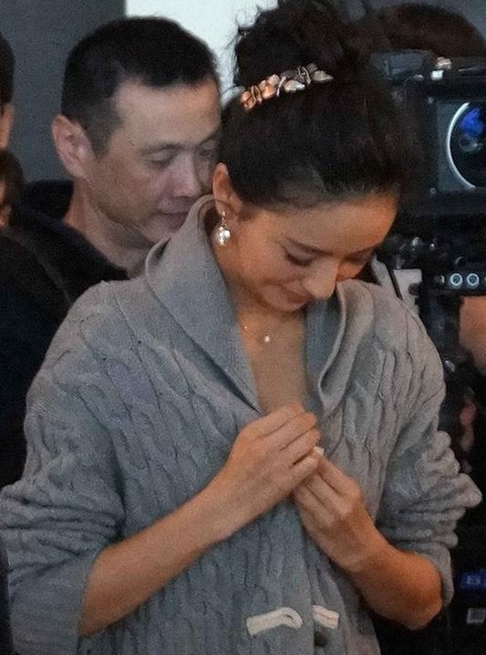 自窥美胸挠不停！扒扒公众场合自窥美胸遭偷拍的10大女星(6)