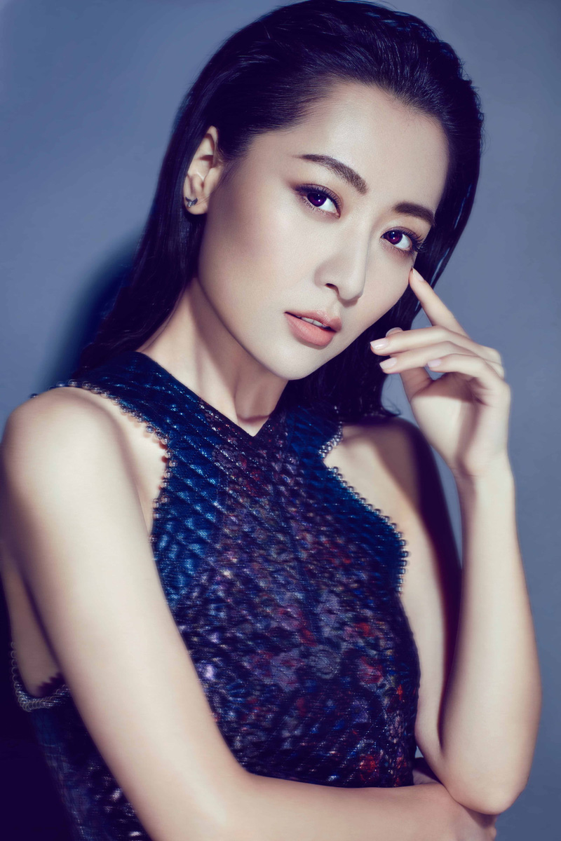 白冰性感冷艳显女王范儿最新时尚写真曝光