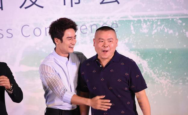 岳云鹏与杨洋合影颜值差距大被嘲笑(6)