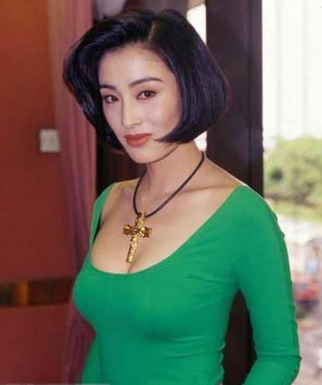 连黑社会都不敢动她一根毫毛,却遭女星抢男友,嫁经纪人如今偷汉子(2)