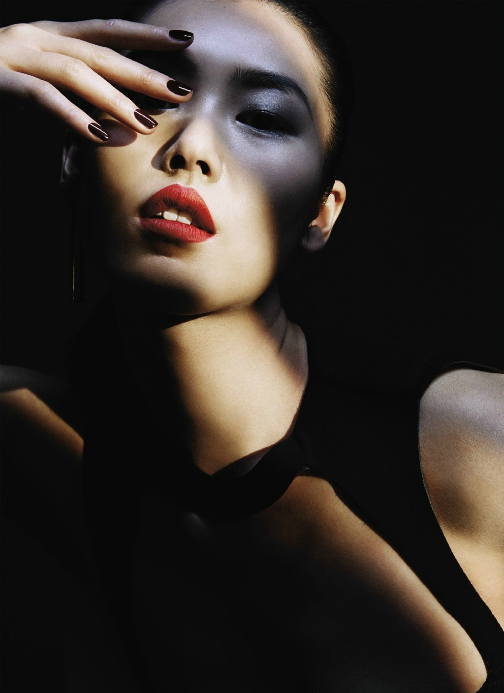 超模刘雯展示光影时尚大片(2)