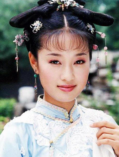 赵薇被喷成了筛子！扒扒三版《还珠格格》紫薇小燕子金琐之生存现状(7)