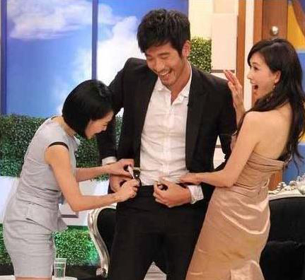 吊带黑丝秀爆乳真不算什么,小S还曾当众放屁拉尿,剪男人胸毛掏裤裆(8)