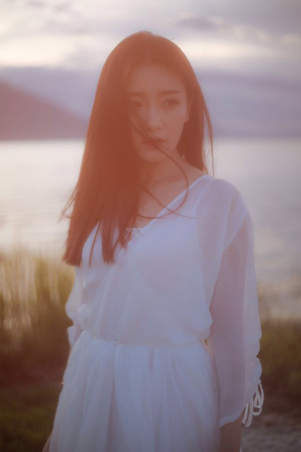 孟璐随风轻扬曝七夕清新大片(2)