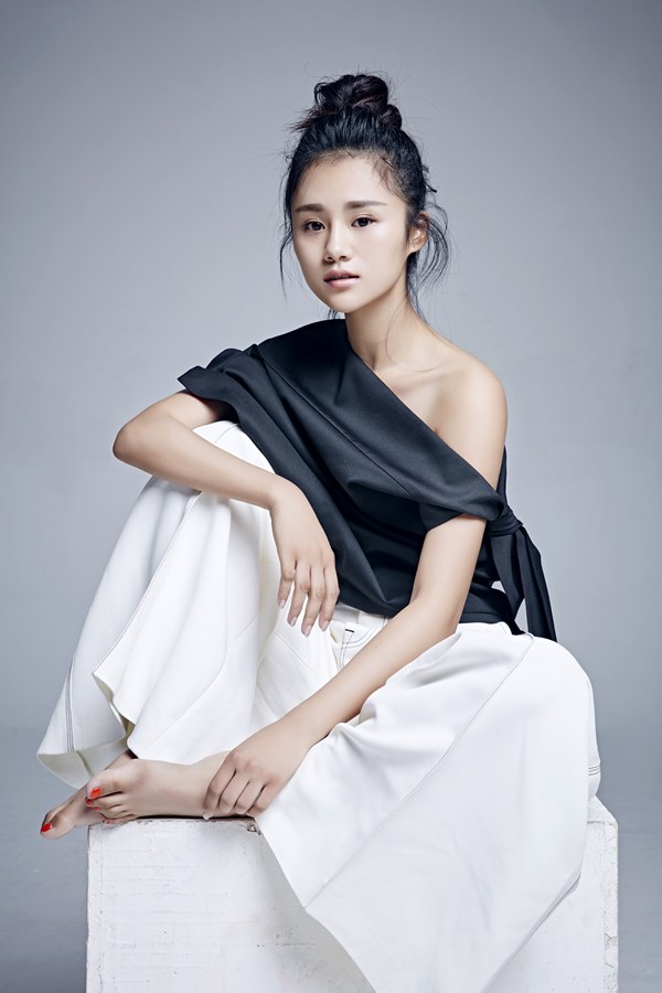 安悦溪黑白搭配露香肩小秀性感最新写真