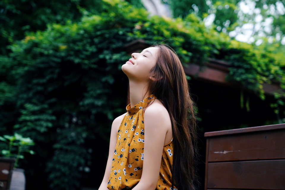 林允曝光别样风情文艺秋意写真(7)