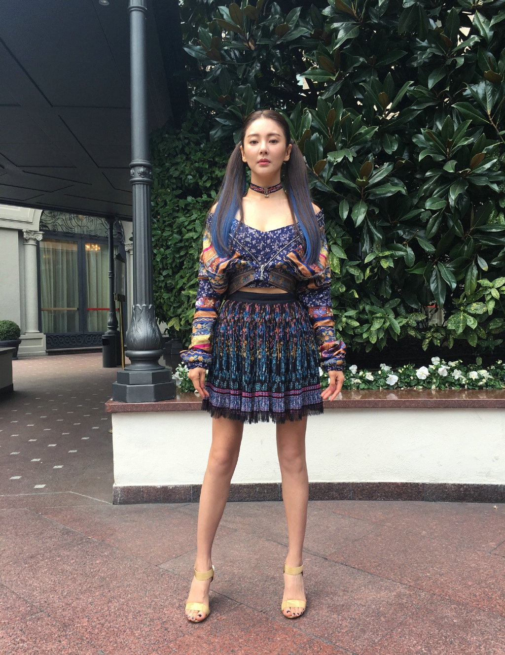 张雨绮印花短裙亮相时装秀明艳动人