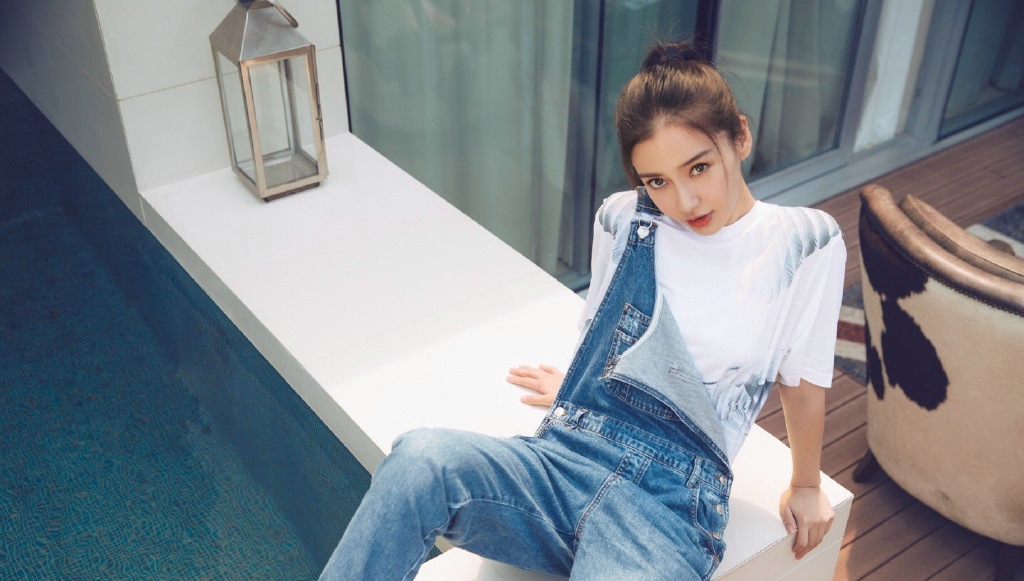 Angelababy清新马尾背带裤悠闲写真(3)