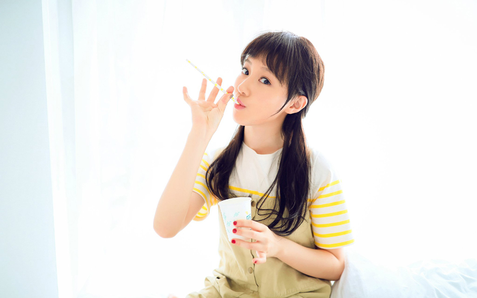 清纯女星王鹤润与可爱小狗狗清新写真(6)