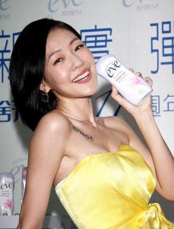 吊带黑丝秀爆乳真不算什么,小S还曾当众放屁拉尿,剪男人胸毛掏裤裆(5)