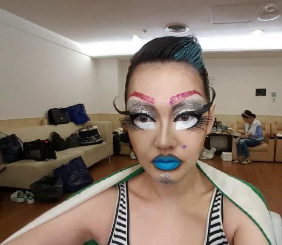 吊带黑丝秀爆乳真不算什么,小S还曾当众放屁拉尿,剪男人胸毛掏裤裆