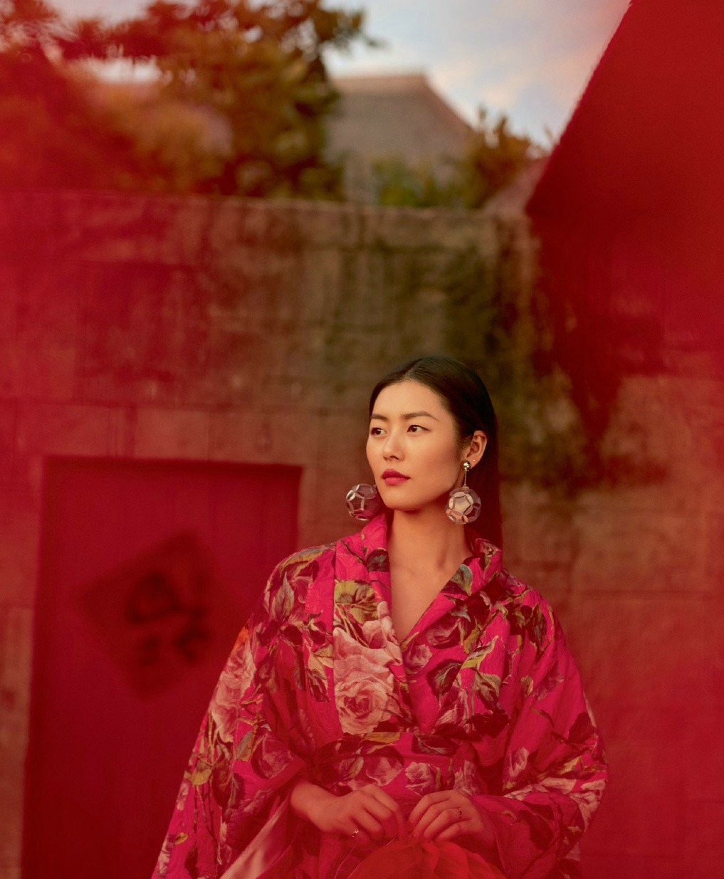 刘雯拍摄新春主题大片写对联贴窗花(6)
