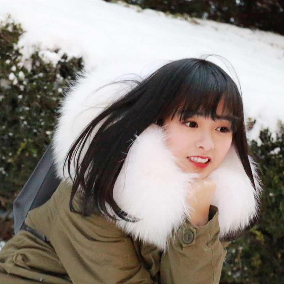 清纯美女明星余心恬雪地唯美图片(2)