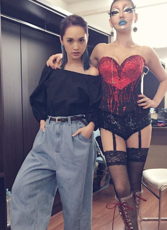 吊带黑丝秀爆乳真不算什么,小S还曾当众放屁拉尿,剪男人胸毛掏裤裆(2)