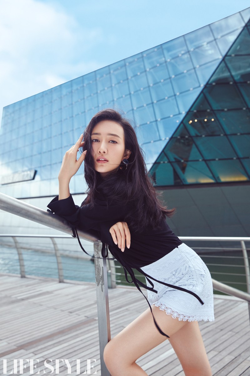 王鸥曝光异国休闲封面大片写真曝光(2)