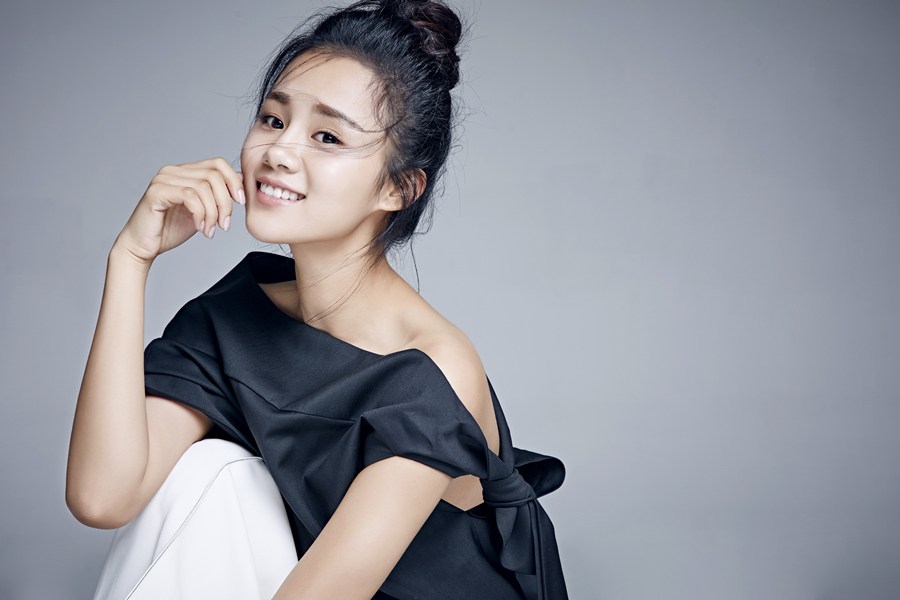 安悦溪黑白搭配露香肩小秀性感最新写真(5)