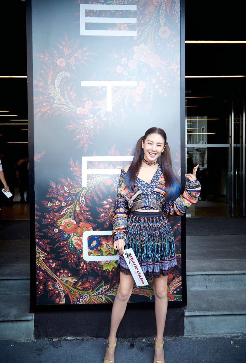 张雨绮印花短裙亮相时装秀明艳动人(3)