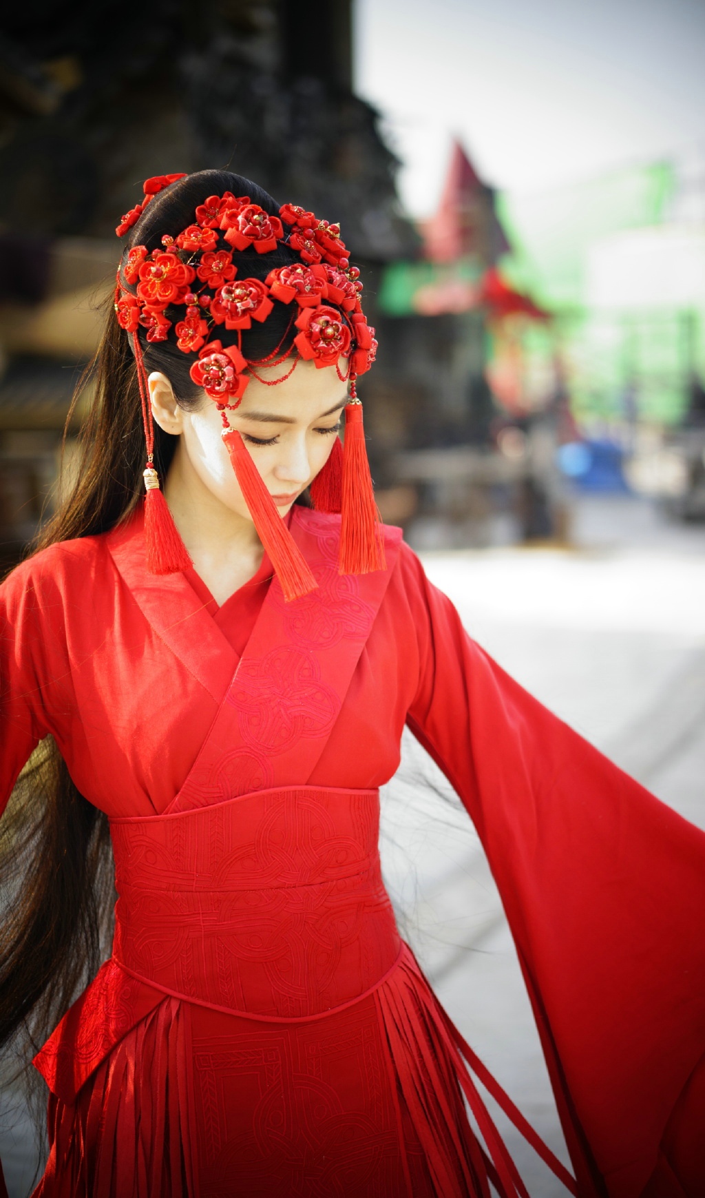 Angelababy身着红嫁衣娇俏可人