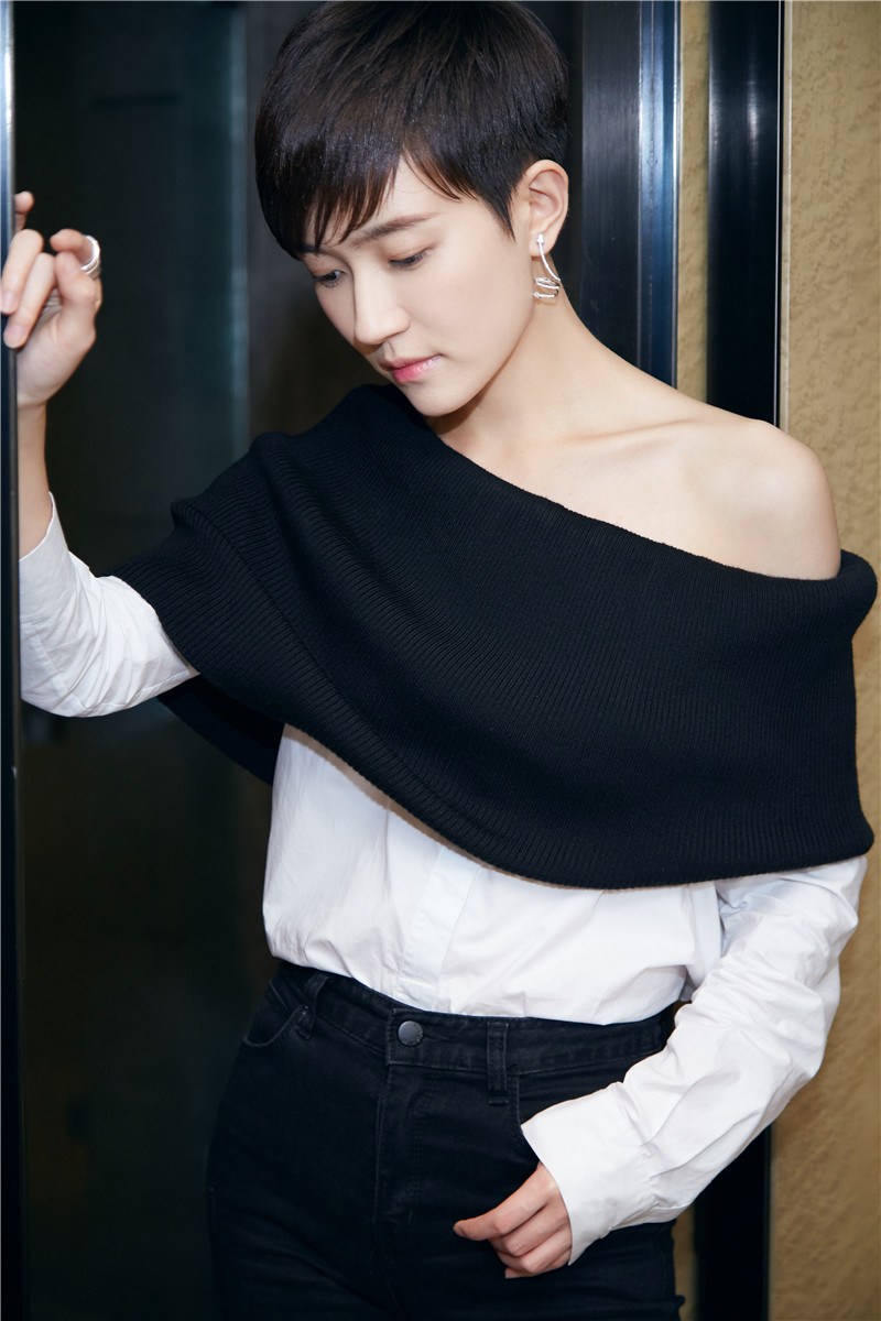 焦俊艳出席活动小露香肩写真(2)