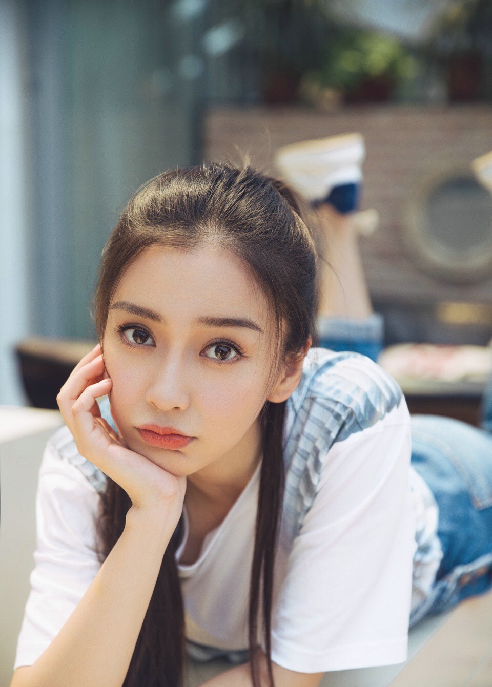Angelababy清新马尾背带裤悠闲写真(2)