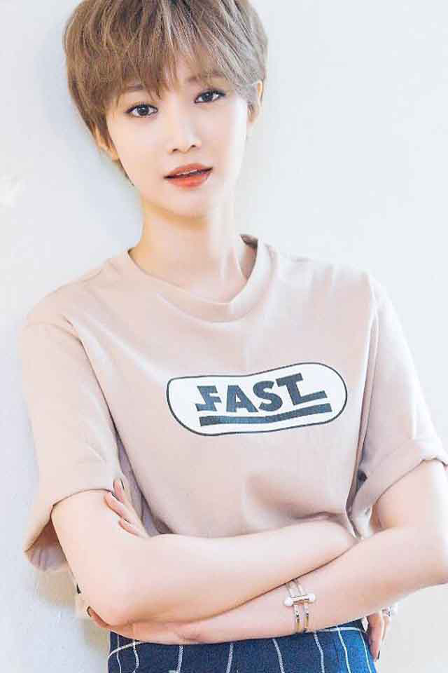 韩国美女高俊熙焕然一新短发写真