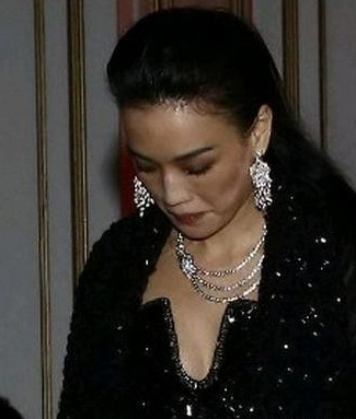 自窥美胸挠不停！扒扒公众场合自窥美胸遭偷拍的10大女星(8)