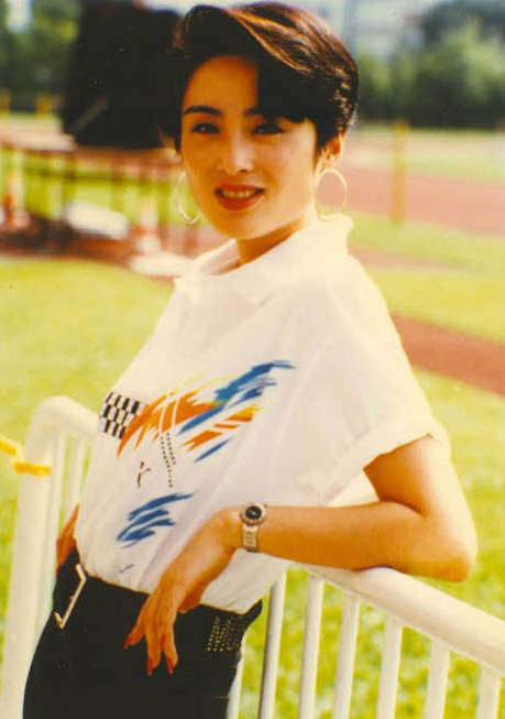 连黑社会都不敢动她一根毫毛,却遭女星抢男友,嫁经纪人如今偷汉子(3)