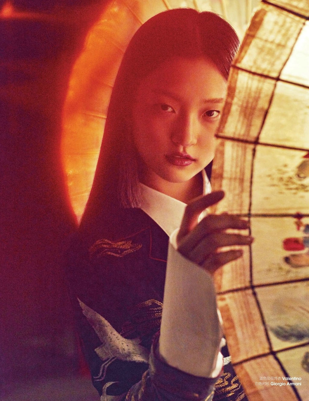 尹超携古典大片伞华登上嘉人八月刊(3)