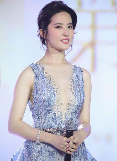 赵丽颖领衔胸前无料却还敢穿深V装的10大女星(2)