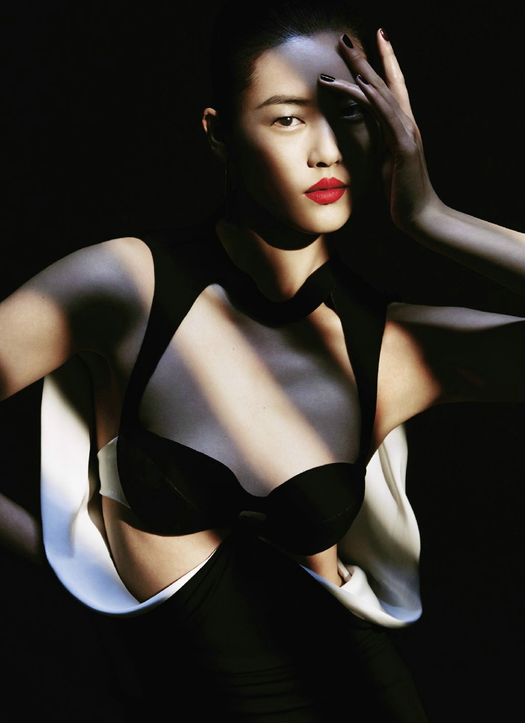 超模刘雯展示光影时尚大片