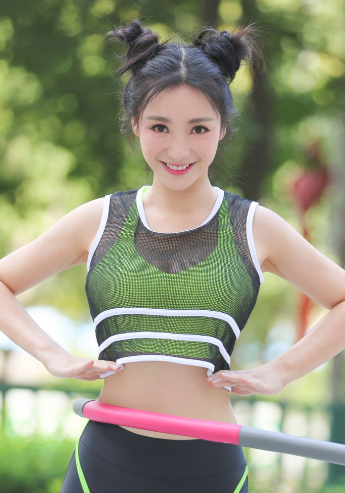 柳岩紧身衣转呼啦圈丰乳细腰秀火辣身材(2)