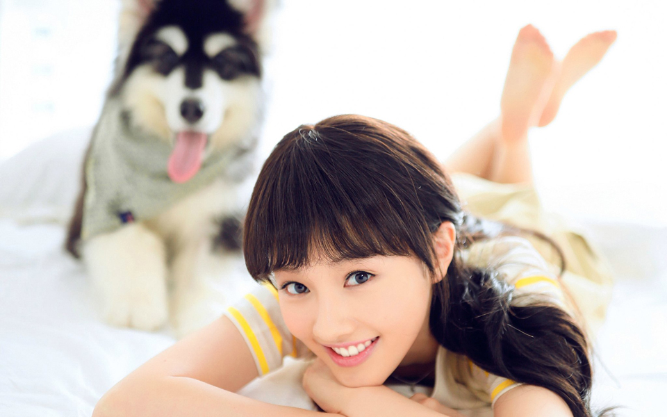 清纯女星王鹤润与可爱小狗狗清新写真
