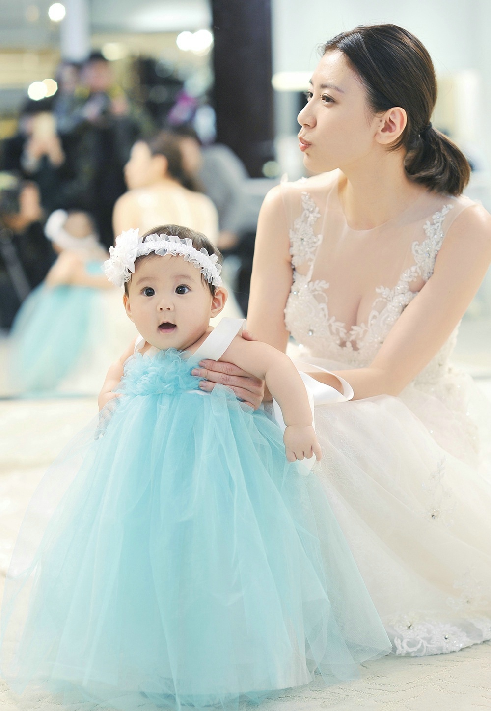 贾静雯带女儿咘咘试婚纱温馨甜蜜(2)