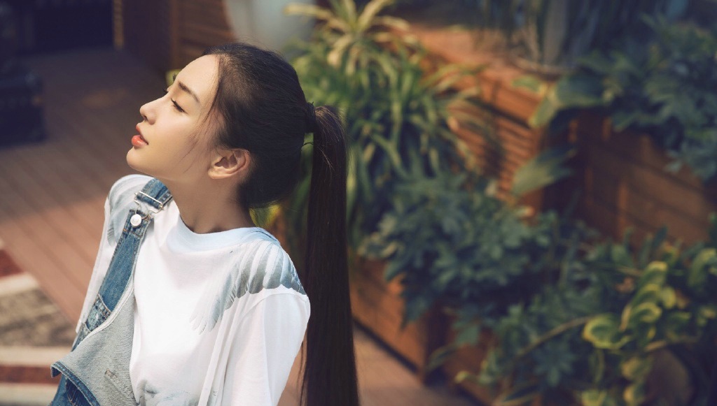 Angelababy清新马尾背带裤悠闲写真(4)