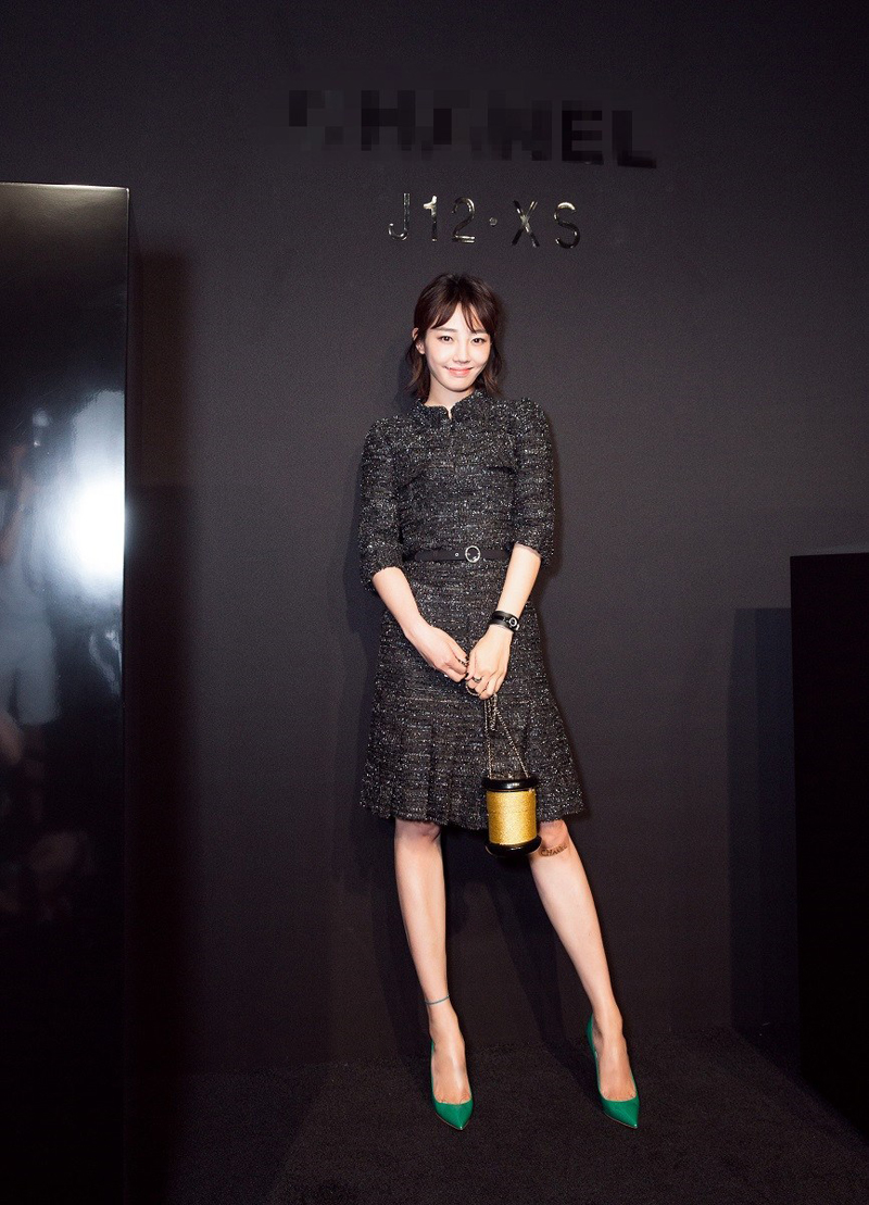 白百何黑色刺绣裙显绰约风姿出席时尚活动(5)