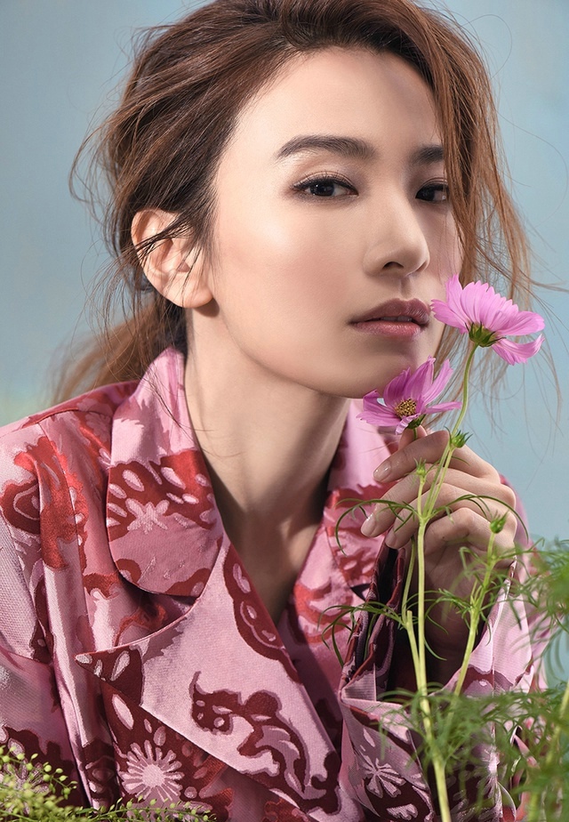 田馥甄簇身鲜花中演绎夏日浪漫风情