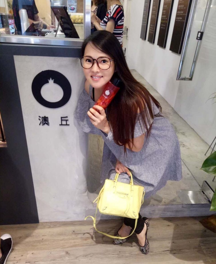 伊能静产后穿长裙逛街文艺范足(2)