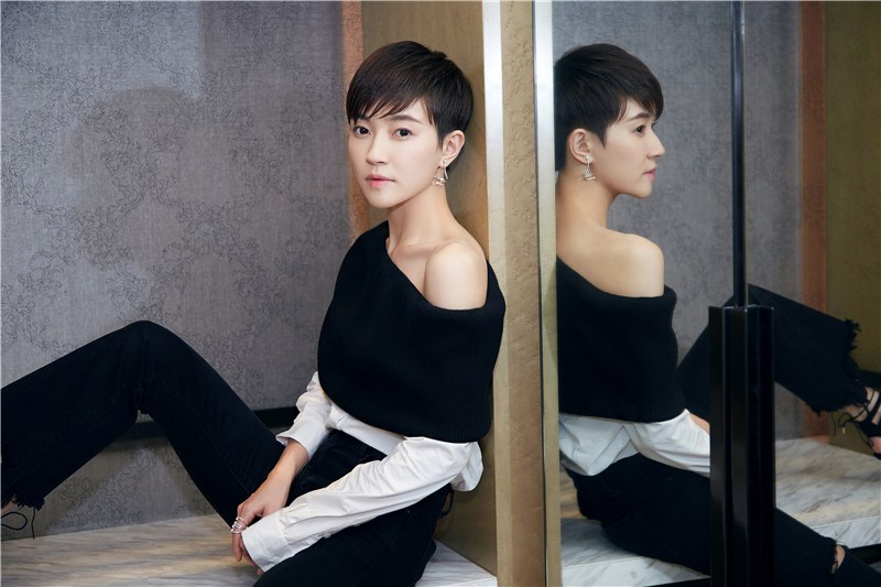 焦俊艳出席活动小露香肩写真(4)